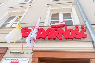 Lublin, Polonya - 11 Haziran 2020: Logo ve Solidarnosc (Polonya sendikası) işareti. Bağımsız Özerk Sendika Dayanışması.