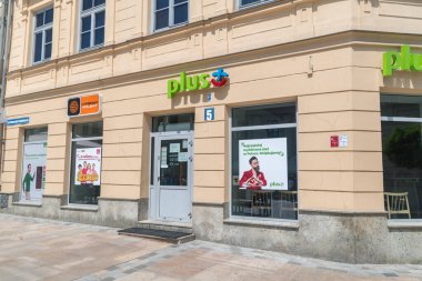 Lublin, Polonya - 11 Haziran 2020: Cyfrowy Polsat ve Plus GSM satıcısı.