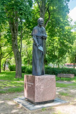 Lublin, Polonya - 11 Haziran 2020: Polonyalı rahip Idzi Radziszewski 'nin heykeli.