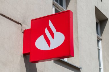 Lublin, Polonya - 11 Haziran 2020 Santander logosu. Santander, 1857 yılında kurulan bir İspanyol bankasıdır..