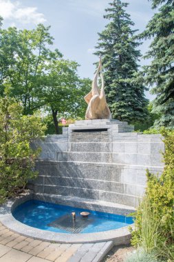 Swidnik, Polonya - 11 Haziran 2020: Küçük su çeşmesi.