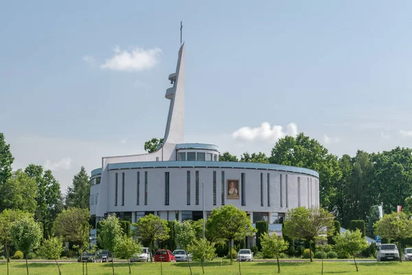 Swidnik, Polonya - 11 Haziran 2020: Kilisenin Annesi Aziz Mary Kilisesi.