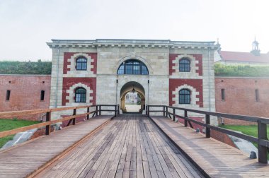Szczebrzeska Kapısı 'ndan eski Zamosc kasabasına giriş. Polonya 'nın güneydoğusunda tarihi bir şehir ve UNESCO Dünya Mirası Alanı.