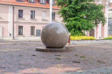 Zamosc, Polonya - 12 Haziran 2020: Polonya 'nın Zamosc kentindeki su piyasasında top.
