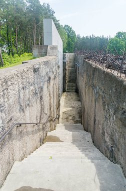 Belzec, Polonya - 12 Haziran 2020: Belzec 'teki anıt duvarlar eski Nazi imha kampı.