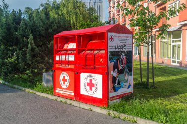 Rzeszow, Polonya - 13 Haziran 2020: Polonya Kızıl Haç konteynırı (Polonya: Polski Czerwony Krzyz).