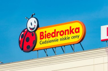 Rzeszow, Polonya - 13 Haziran 2020: Biedronka zincir mağazasının logosu. Biedronka, Portekizli Jeronimo Martins 'in sahibi olduğu Polonya' daki en büyük indirimli süpermarket zinciri..