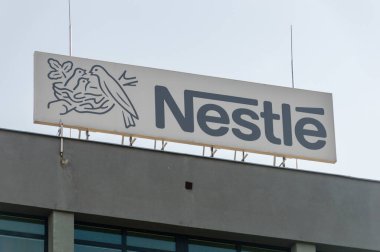 Rzeszow, Polonya - 13 Haziran 2020: Nestle logosu ve imzası.