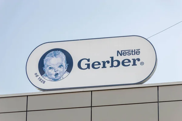 Rzeszow, Polonya - 13 Haziran 2020: Nestle Gerber logosu. Gerber Ürün Şirketi, bebek maması ve bebek ürünleri satan Amerikalı bir firma..