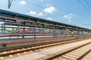 Tarnow, Polonya - 13 Haziran 2020: Tarnow tren istasyonundaki platformlar.