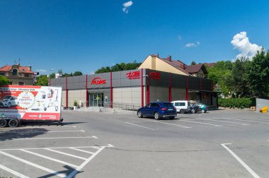 Bochnia, Polonya - 13 Haziran 2020: Spolem Polonyalı tüketiciler yerel bakkal kooperatifi.