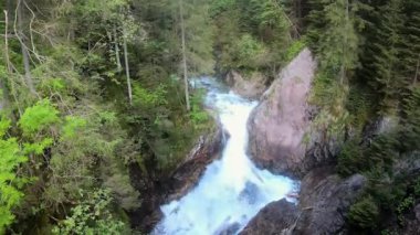 Roztoka Dağı 'ndaki şelale. Wodogrzmoty Mickiewicza olarak bilinen şelale.
