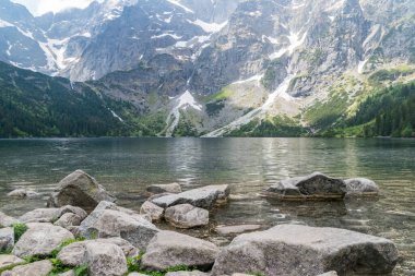 Zakopane yakınlarındaki Tatra Milli Parkı 'nda Morskie Oko (Denizin Gözü) gölü.