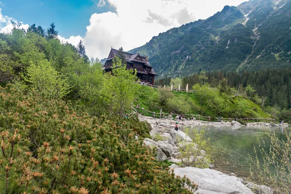 Yaz aylarında Tatra dağlarında dağ kulübesi olan Denizin Gözü manzarası.