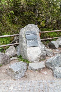Zakopane, Polonya-13 Haziran 2020: Polonya 'nın güzel köşesindeki Wladyslaw Zamoyski Oswald Balzer ve diğer yurttaşları sınır anlaşmazlığının yüzüncü yıldönümünde anan Taş