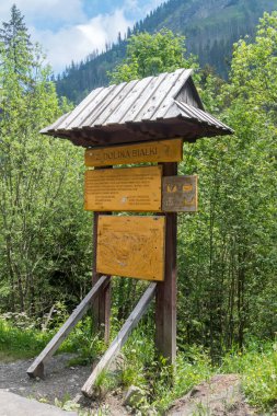Zakopane, Polonya - 14 Haziran 2020: Bialki Vadisi hakkında bilgi noktası (Dolina Bialki).