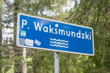 Zakopane, Polonya - 14 Haziran 2020: Waksmundzki akarsu tabelası Tatra Ulusal Parkı 'nda.