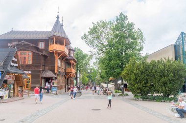 Zakopane, Polonya - 14 Haziran 2020: Krupowki Caddesi, Zakopane 'deki ana şehir gezinti alanı.