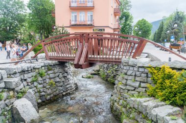 Zakopane, Polonya - 14 Haziran 2020: Krupowki caddesinin yanındaki Foluszowy Nehri üzerindeki köprü.