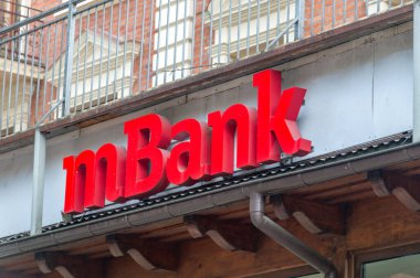 Zakopane, Polonya - 14 Haziran 2020: Kırmızı logo ve mBank şarkısı.