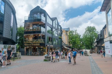 Zakopane, Polonya - 14 Haziran 2020 Krupowki Caddesi 'ndeki kalabalık.