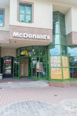 Zakopane, Polonya - 14 Haziran 2020: Ünlü Krupowki Caddesi 'ndeki McDonald restoranı.