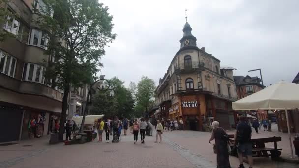Zakopane Πολωνία Ιουνίου 2020 Άνθρωποι Περπατούν Στην Διάσημη Οδό Krupowki — Αρχείο Βίντεο