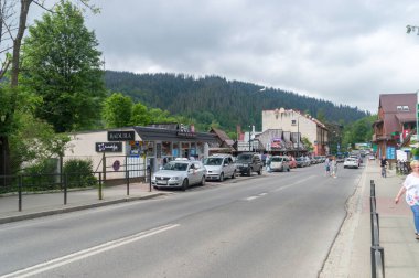 Zakopane, Polonya - 14 Haziran 2020: Polonya 'nın ünlü Zakopane kentinde sokak.