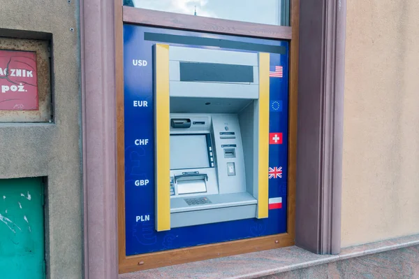 Duvardaki ATM makinesi. Para kodları USD, EUR, CHF, GBP ve PLN olan otomatik veznedar makinesi duvarda.