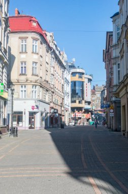Bielsko-Biala, Polonya - 15 Haziran 2020: Bielsko-Biala şehir merkezinde yaya sokağı.