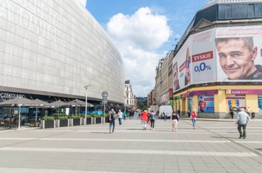Katowice, Polonya - 15 Haziran 2020: Katowice şehir merkezinde yaya caddesi.