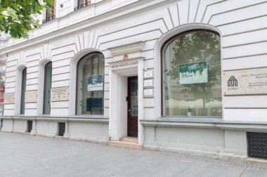 Lodz, Polonya - 16 Haziran 2020: Piotrkowska caddesindeki Lodz belediye binası.