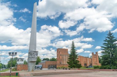 Lodz, Polonya - 16 Haziran 2020: Öldürülen kurbanların anısına anıt ve Anıtmezar ve Radogoszcz Cezaevi Müzesi.