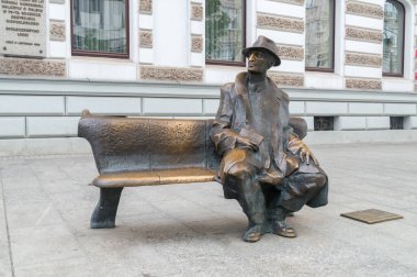 Lodz, Polonya - 16 Haziran 2020: Julian Tuwim Anıtı (Lehçe: Laweczka Tuwima).