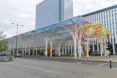 Lodz, Polonya - 16 Haziran 2020: Piotrkowska Centrum tramvay durağı Piotrkowska ve Adama Mickiewicza caddesi.