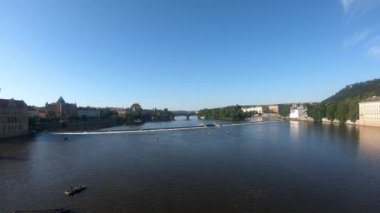Prag, Çek Cumhuriyeti - 10 Temmuz 2020: Vltava Nehri üzerindeki köprüden Prag 'a panoramik manzara.
