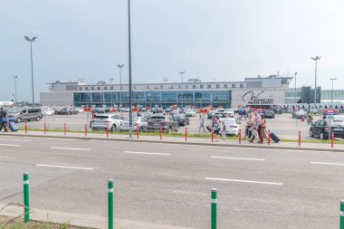 Gdansk, Polonya - 18 Haziran 2020: Gdansk havaalanından yolcuların tahliyesi. Gdansk Lech Walesa Havalimanı (Lehçe: Port Lotniczy Gdansk im. Lecha Walesy).