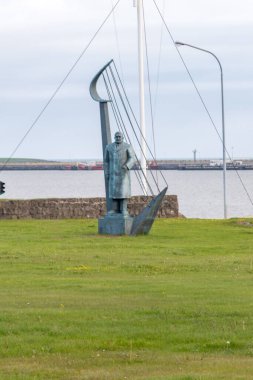 Reykjavik, İzlanda - 19 Haziran 2020: Hofoi evinde Einar Benediktsson heykeli.