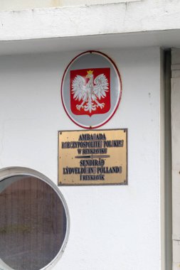 Reykjavik, İzlanda - 19 Haziran 2020: Polonya Cumhuriyeti 'nin Reykjavik Büyükelçiliğinin amblemi ve işareti.
