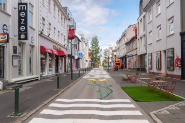 Reykjavik, İzlanda - 19 Haziran 2020: Reykjavik şehir merkezinde Shoping Caddesi.