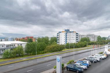 Reykjavik, İzlanda - 20 Haziran 2020: Reykjavik 'in başkenti İzlanda' da bulutlu bir günde sokak manzarası.