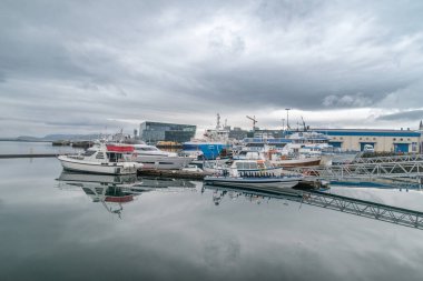 Reykjavik, İzlanda - 20 Haziran 2020: Reykjavik 'in limanında tekneler.