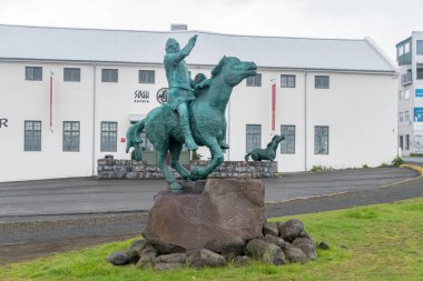 Reykjavik, İzlanda - 20 Haziran 2020: Reykjavik 'teki Saga Müzesinde Viking heykeli.
