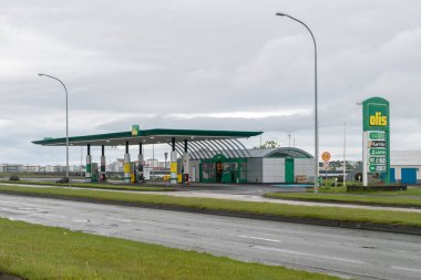 Reykjavik, İzlanda - 20 Haziran 2020: Bulutlu bir günde Olis benzin istasyonu.