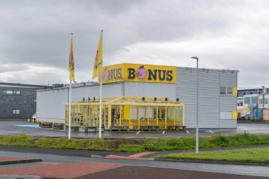 Reykjavik, İzlanda - 20 Haziran 2020: Bonus İndirim Mağazası. Bonus, Hagar 'ın sahibi olduğu İzlanda' nın fırfırsız süpermarket zinciri..