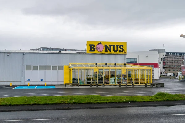 Reykjavik, İzlanda - 20 Haziran 2020: Hagar 'a ait bonus indirimli market süpermarket zinciri.