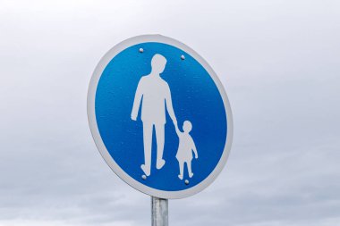 Yağmurdan sonra trafik tabelası.