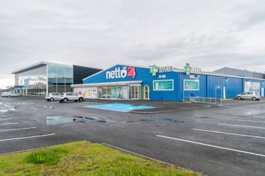 Reykjavik, İzlanda - 20 Haziran 2020: Netto 24 süpermarket ve Lyfja eczanesi.