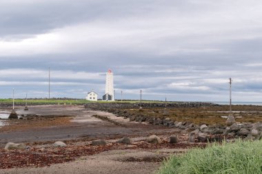 Reykjavik yakınlarındaki Grotta Adası Deniz feneri manzaralı.