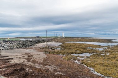 Grotta Adası Deniz feneri bulutlu bir günde manzara.
